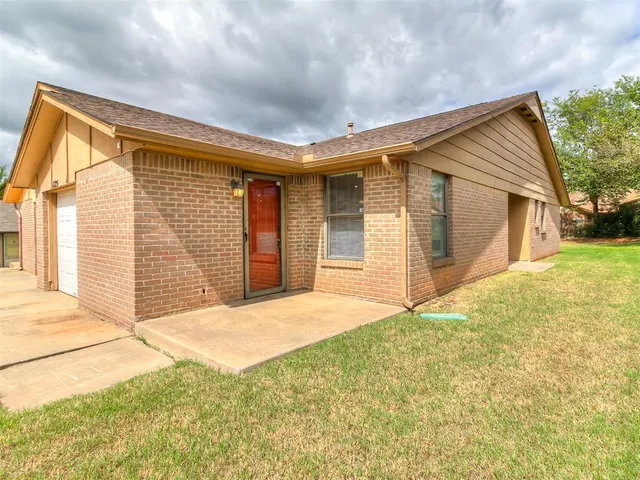 Photo 4 — 1125 Tall Oaks Drive, Midwest City, OK 73110