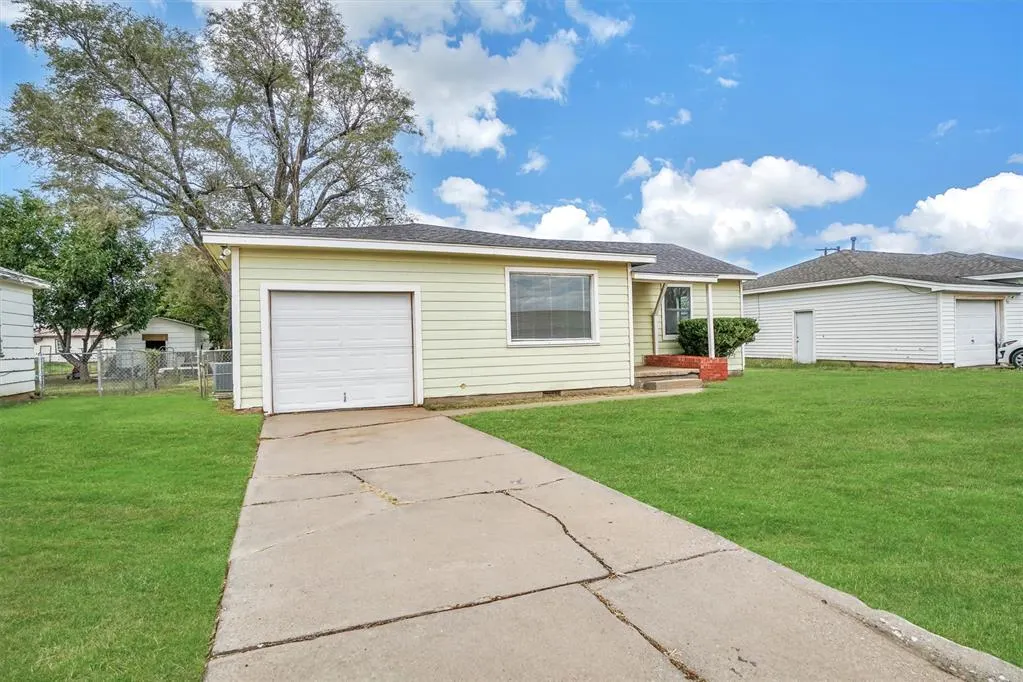 Photo 3 — 1109 Chestnut Street, Altus, OK 73521