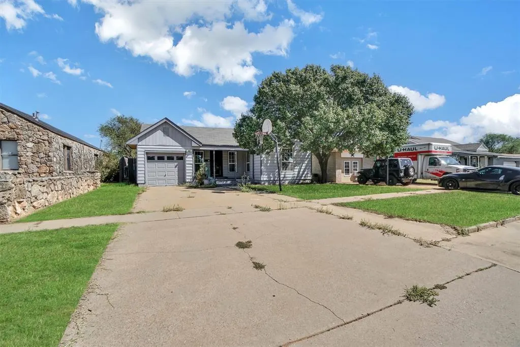 Photo 3 — 1422 N Hudson Street, Altus, OK 73521