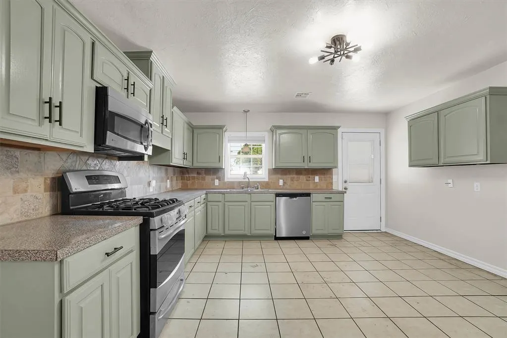 Photo 11 — 1422 N Hudson Street, Altus, OK 73521