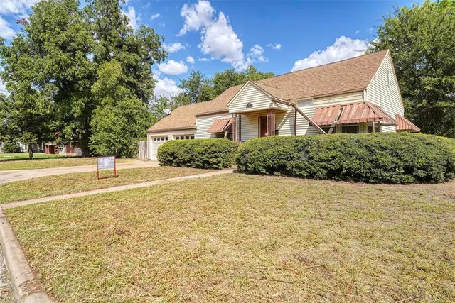 Photo 2 — 200 N Maryland Avenue, Mangum, OK 73554