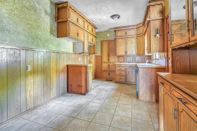Photo 8 — 200 N Maryland Avenue, Mangum, OK 73554