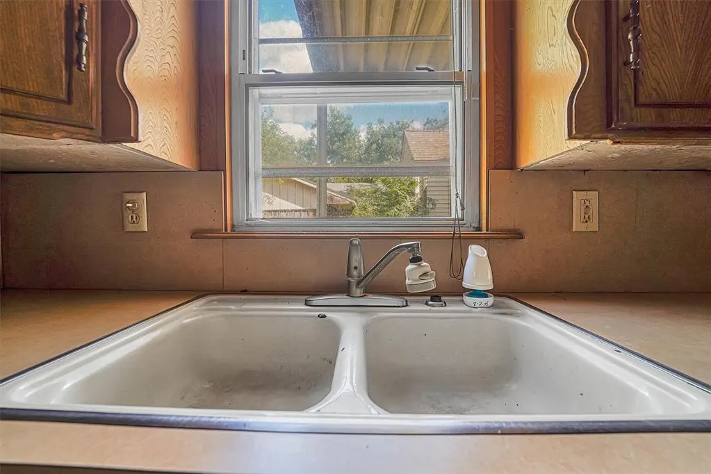 Photo 11 — 200 N Maryland Avenue, Mangum, OK 73554