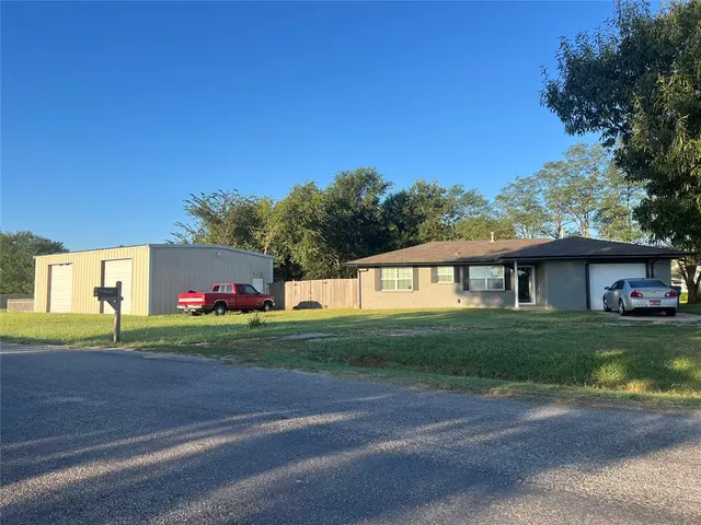 Front exterior — 200 W Division Street, Union City, OK 73090