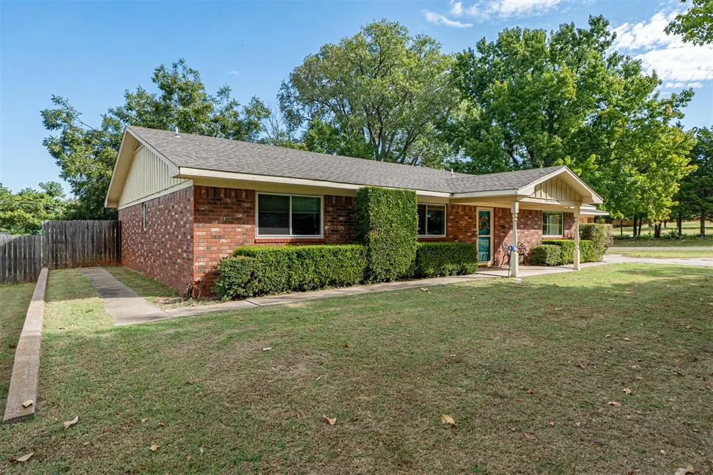 Photo 2 — 701 W McNeese Street, Marlow, OK 73055
