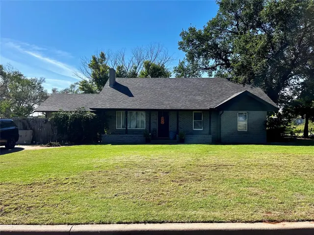 Front exterior — 201 N 3 RD Street, Weatherford, OK 73096