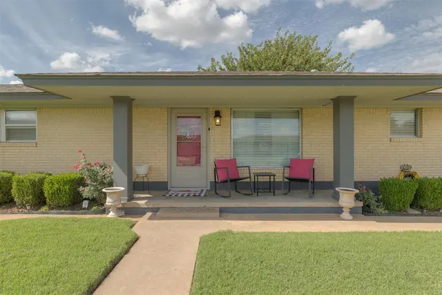 Photo 2 — 414 S Carol Street, Carnegie, OK 73015