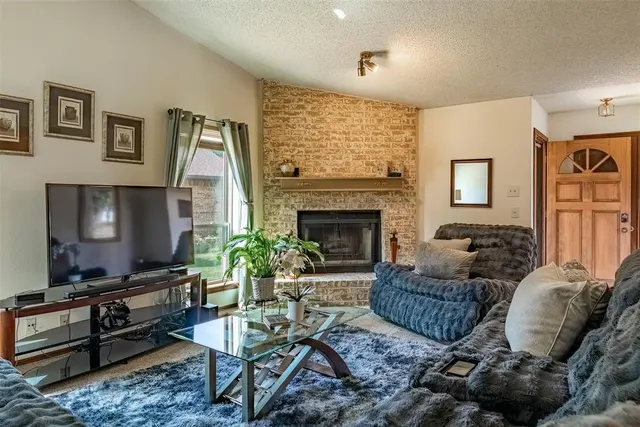 Photo 2 — 4704 Hemlock Lane, Oklahoma City, OK 73162