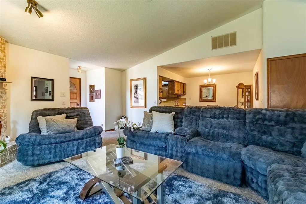 Photo 4 — 4704 Hemlock Lane, Oklahoma City, OK 73162