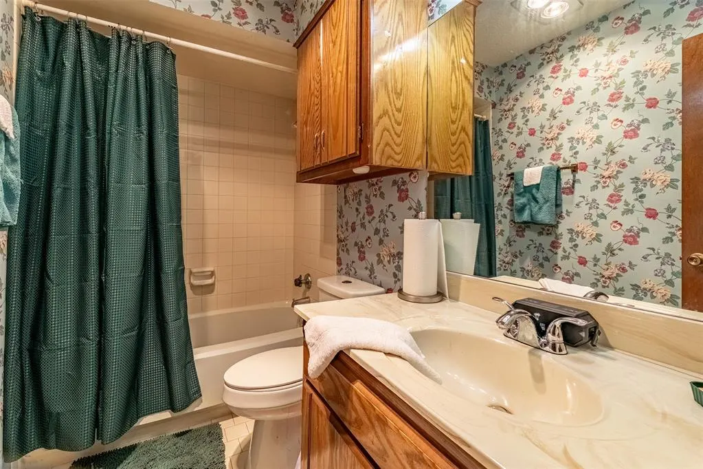 Photo 10 — 4704 Hemlock Lane, Oklahoma City, OK 73162