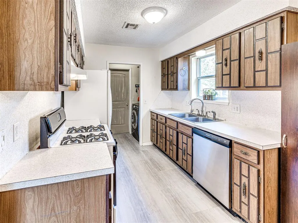 Photo 14 — 724 Red Oak Terrace, Edmond, OK 73003
