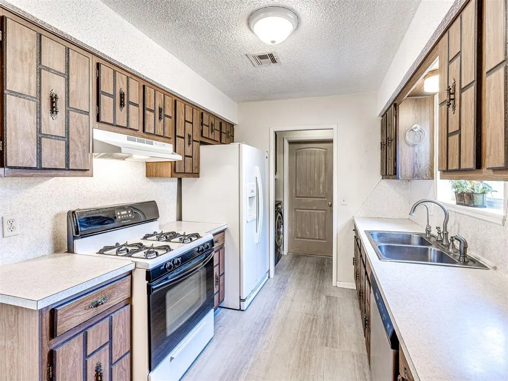 Photo 15 — 724 Red Oak Terrace, Edmond, OK 73003
