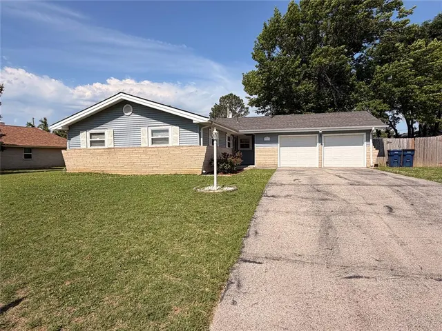 Photo 2 — 921 Cherokee Street, Seminole, OK 74868