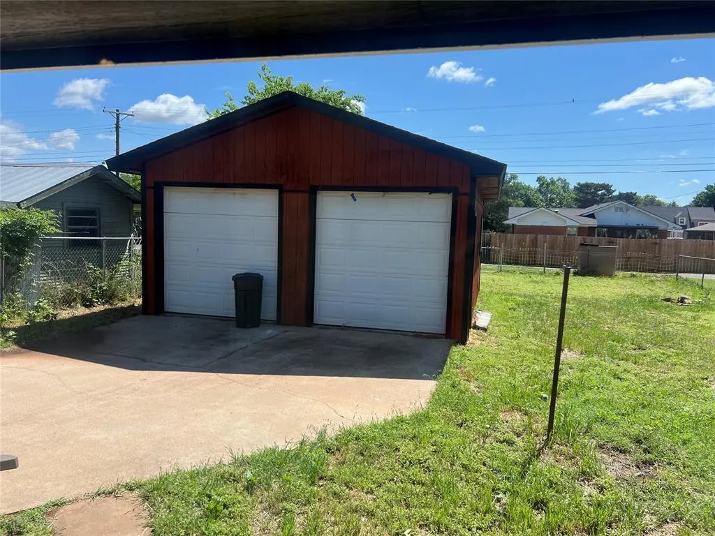 Photo 9 — 505 S 11th Street, Clinton, OK 73601