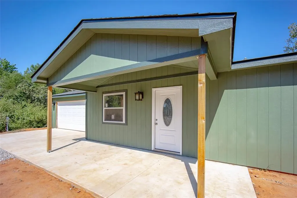 Front exterior — 18518 Council Avenue, Lindsay, OK 73052