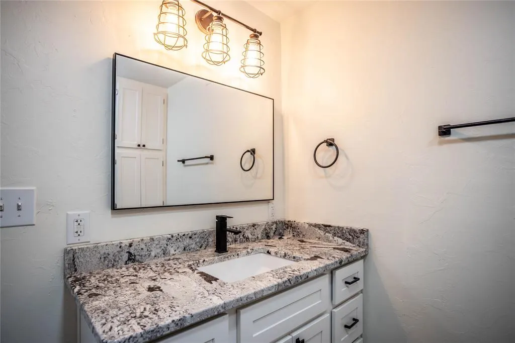 Photo 10 — 410 W Broadway Street, Thomas, OK 73669