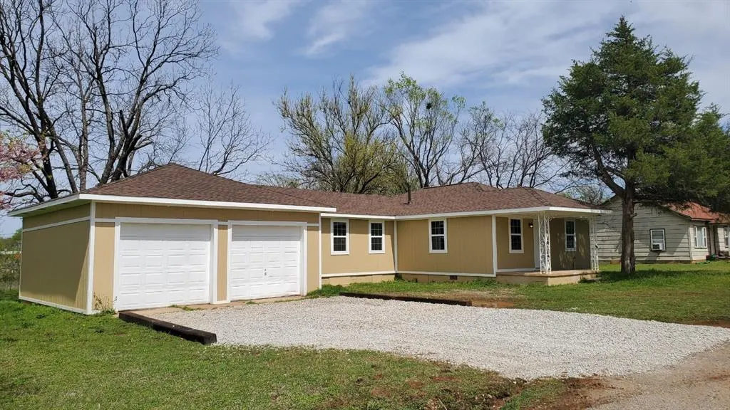 Front exterior — 122 W Decker, Meeker, OK 74855