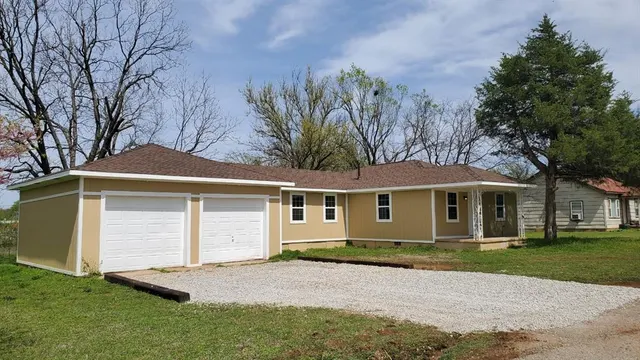 Front exterior — 122 W Decker, Meeker, OK 74855