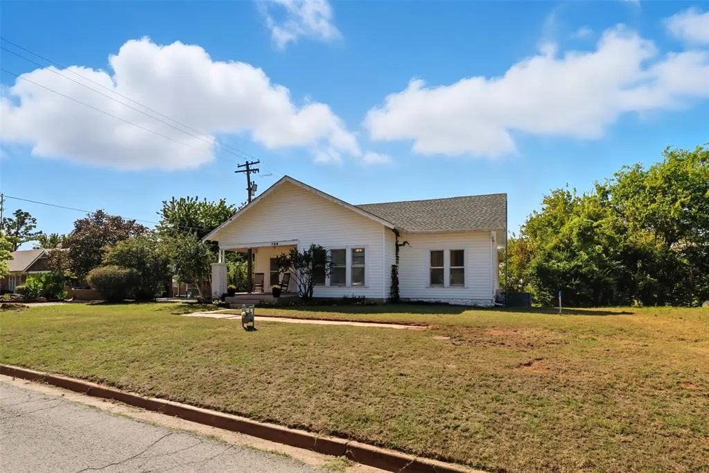 Photo 2 — 709 S Dewey Avenue, Chandler, OK 74834