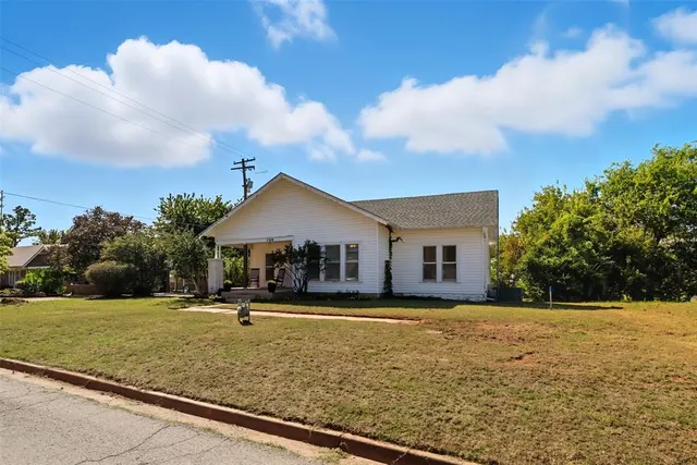 Photo 2 — 709 S Dewey Avenue, Chandler, OK 74834