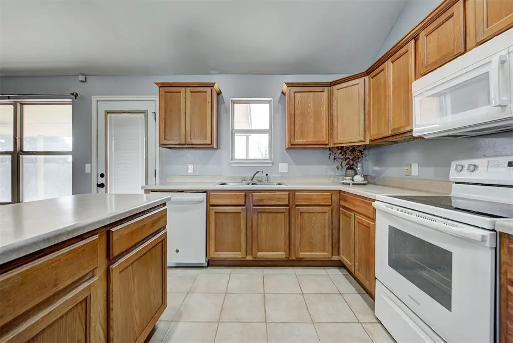 Photo 3 — 14 W west comanche ave Avenue, Cashion, OK 73016