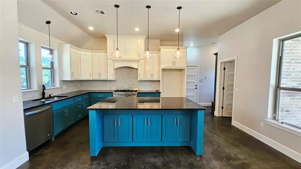 Photo 9 — 6301 Hilltop Drive, Oklahoma City, OK 73121