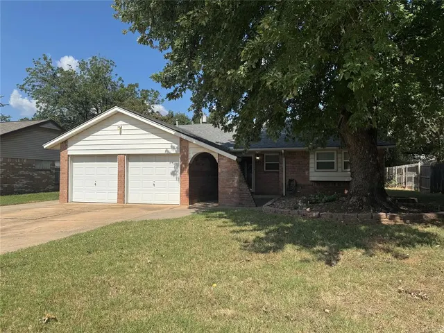Front exterior — 805 W 8th Street, Edmond, OK 73003