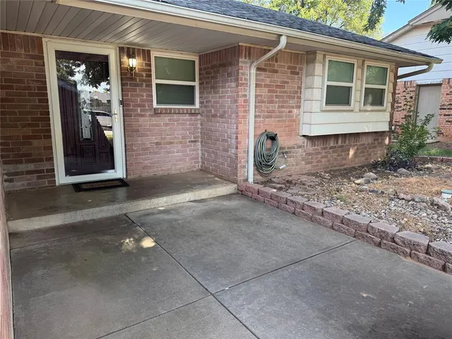 Photo 3 — 805 W 8th Street, Edmond, OK 73003