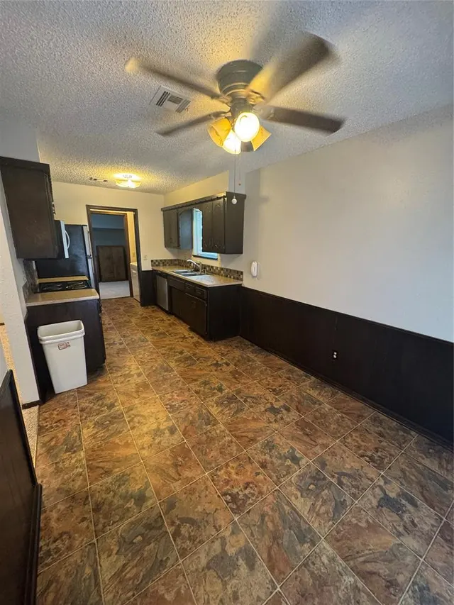 Photo 6 — 805 W 8th Street, Edmond, OK 73003