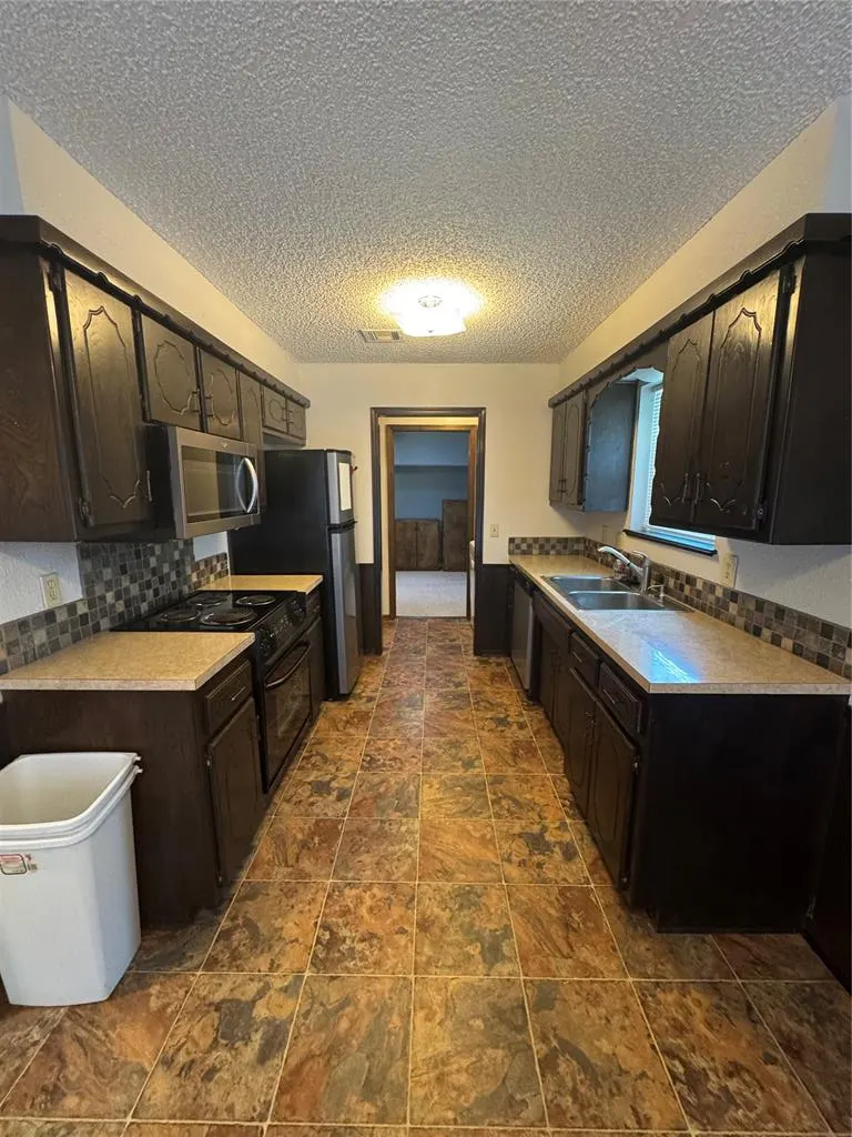 Photo 9 — 805 W 8th Street, Edmond, OK 73003