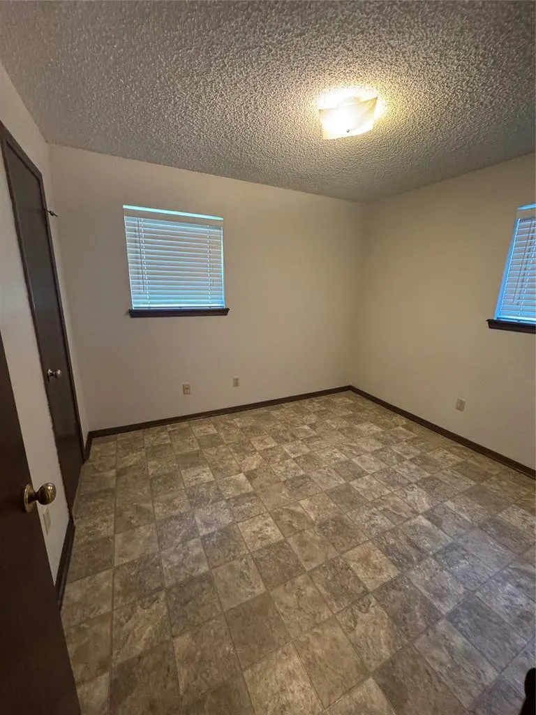 Photo 16 — 805 W 8th Street, Edmond, OK 73003