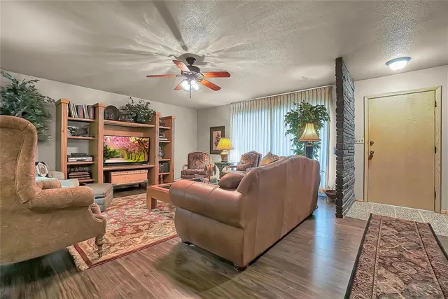 Photo 2 — 920 Sherwood Road, Clinton, OK 73601