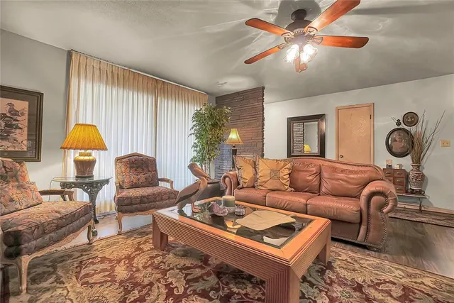 Photo 3 — 920 Sherwood Road, Clinton, OK 73601