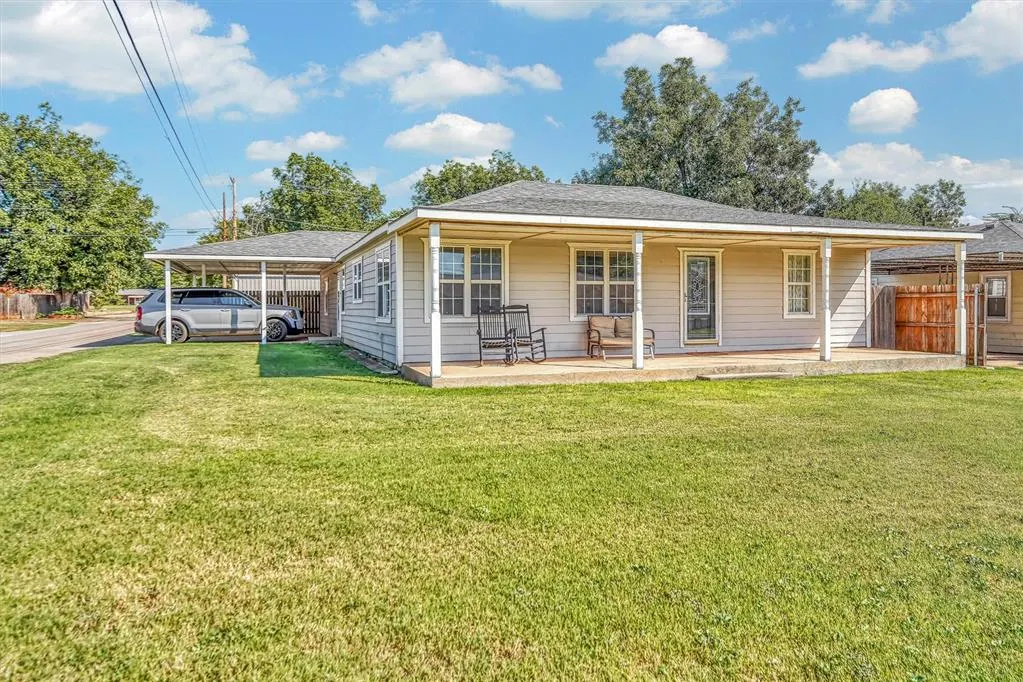 Photo 2 — 1410 N 5th Street, Sayre, OK 73662