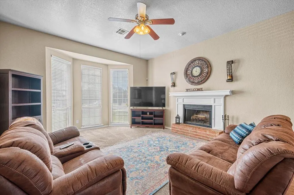 Photo 4 — 7917 Wilshire Ridge Drive, Oklahoma City, OK 73132