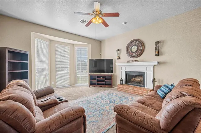 Photo 4 — 7917 Wilshire Ridge Drive, Oklahoma City, OK 73132