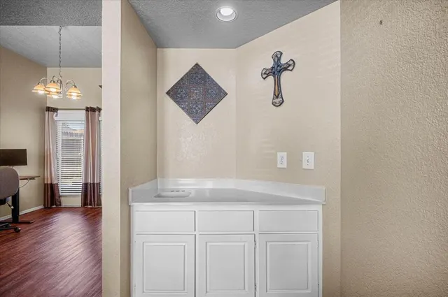 Photo 8 — 7917 Wilshire Ridge Drive, Oklahoma City, OK 73132