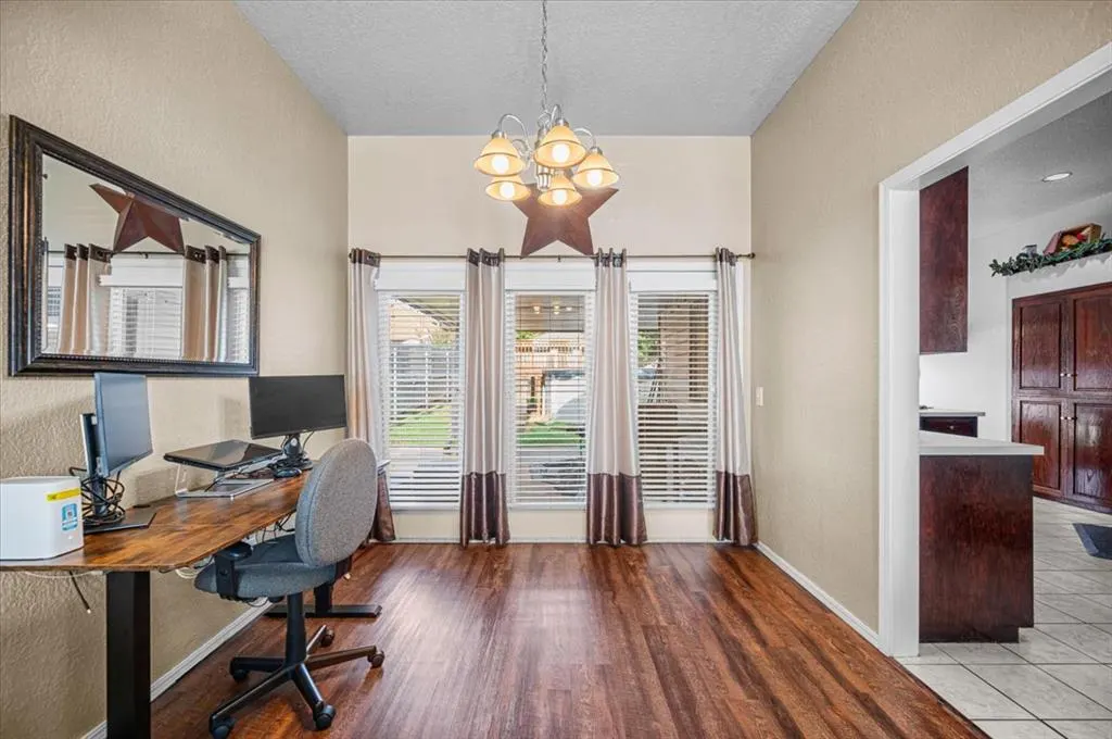 Photo 10 — 7917 Wilshire Ridge Drive, Oklahoma City, OK 73132