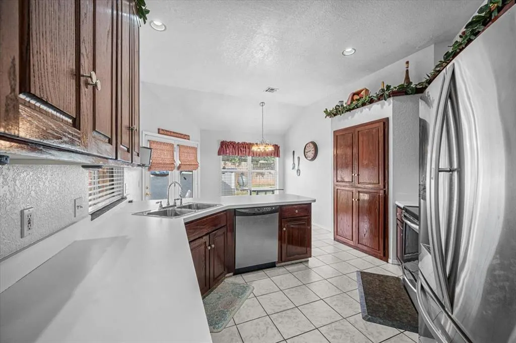 Photo 11 — 7917 Wilshire Ridge Drive, Oklahoma City, OK 73132