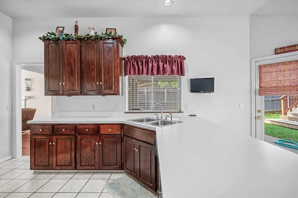 Photo 13 — 7917 Wilshire Ridge Drive, Oklahoma City, OK 73132