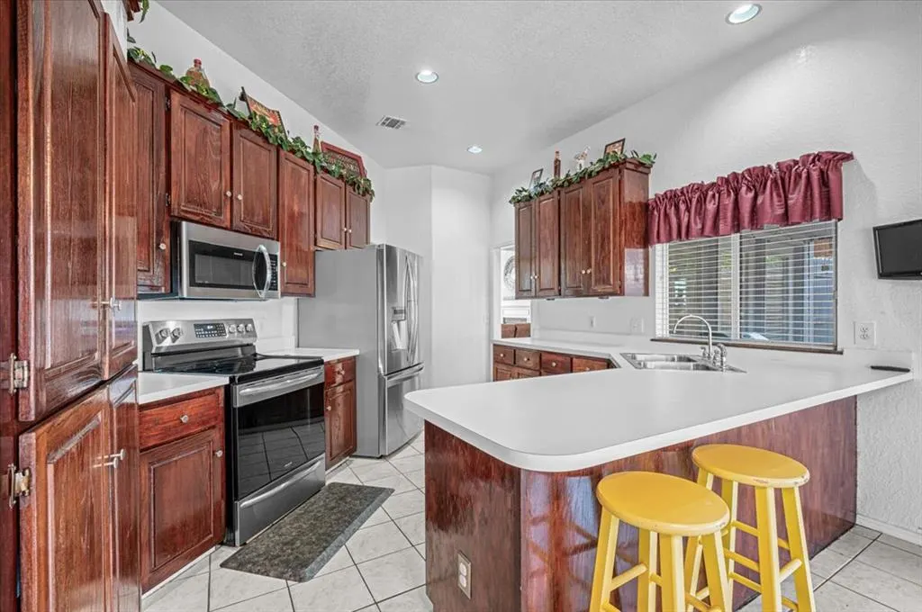 Photo 15 — 7917 Wilshire Ridge Drive, Oklahoma City, OK 73132
