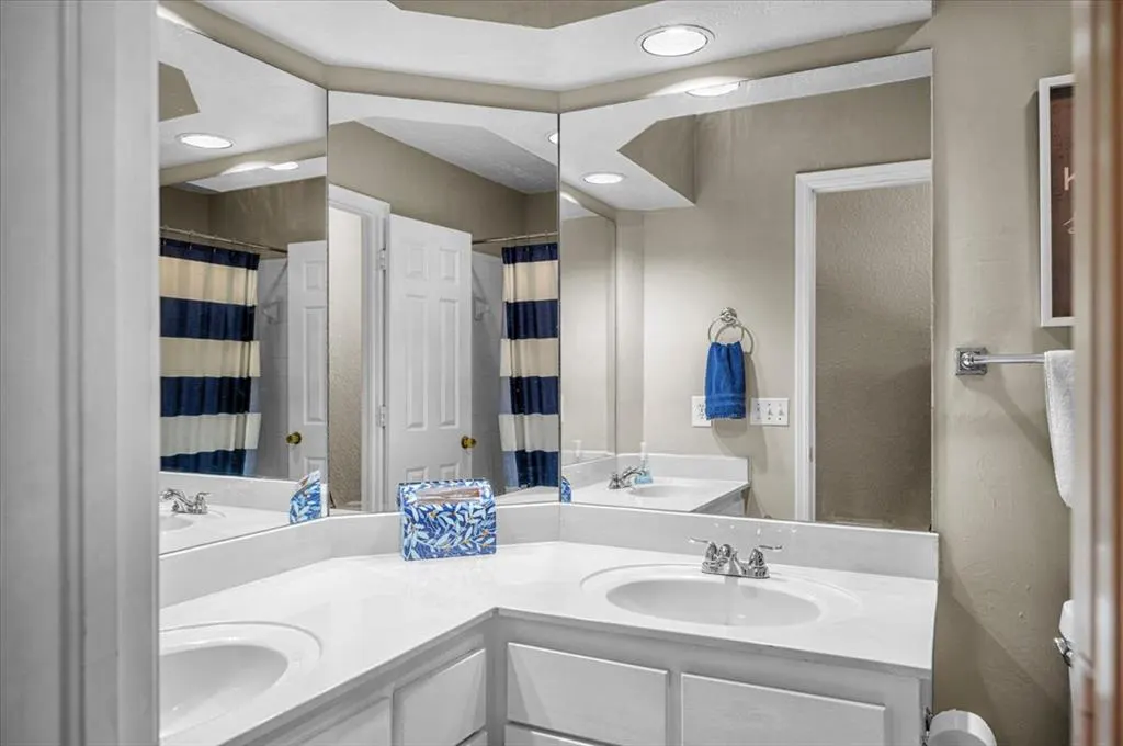 Photo 18 — 7917 Wilshire Ridge Drive, Oklahoma City, OK 73132