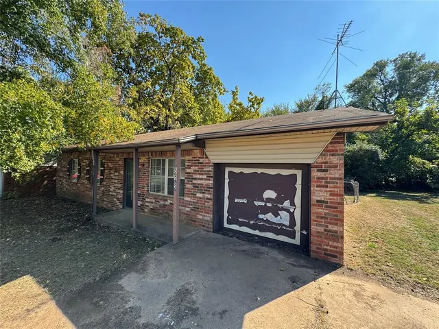 Photo 2 — 522 W Highland Street, Tecumseh, OK 74873