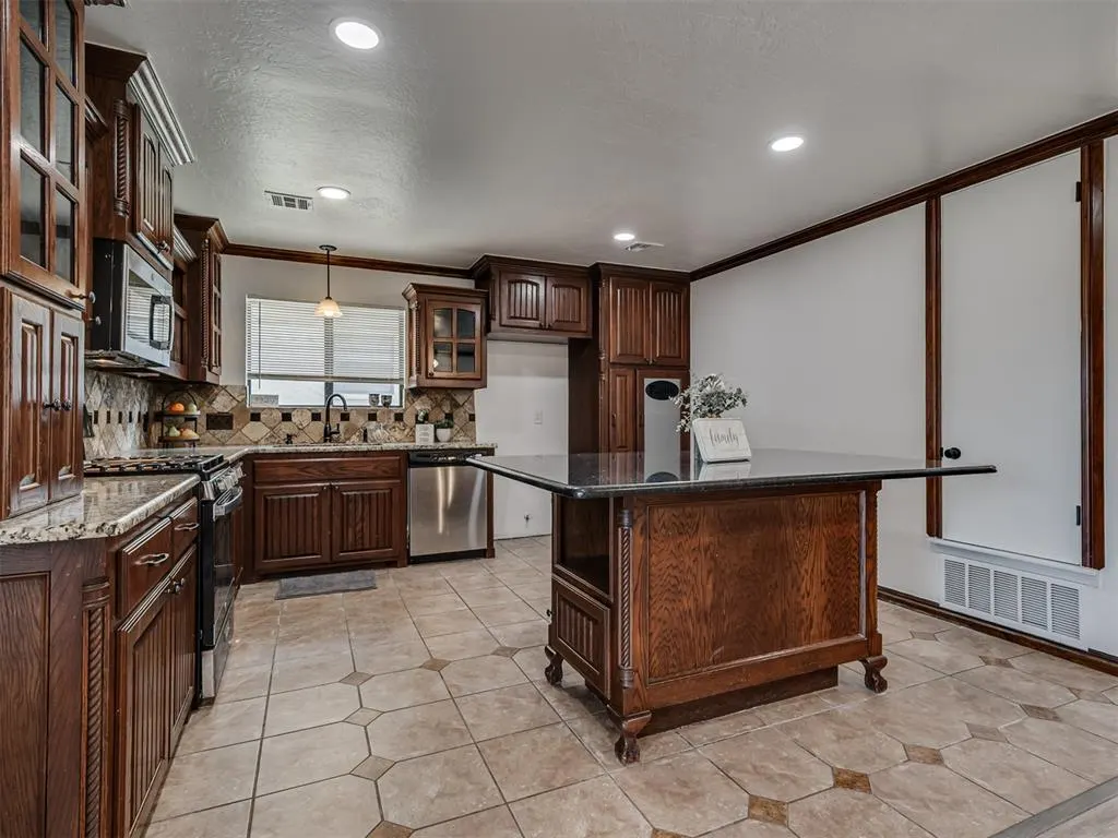 Photo 14 — 2620 NE Euclid Avenue, Lawton, OK 73507