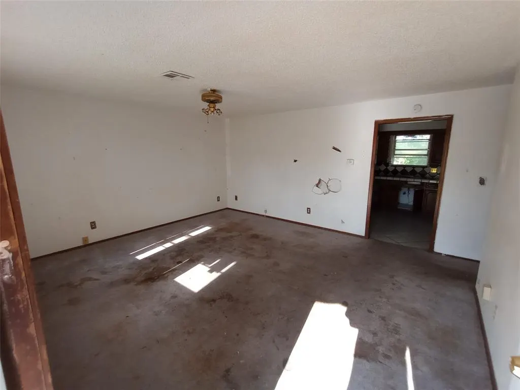 Photo 2 — 505 S WEIGLE Street, Watonga, OK 73772