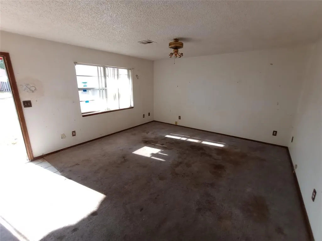 Photo 3 — 505 S WEIGLE Street, Watonga, OK 73772