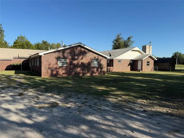 Photo 2 — 1002 N 11th Street, Chickasha, OK 73018