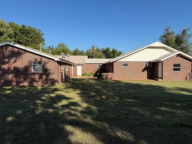 Photo 3 — 1002 N 11th Street, Chickasha, OK 73018