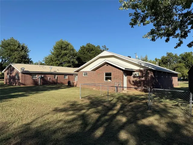 Photo 4 — 1002 N 11th Street, Chickasha, OK 73018