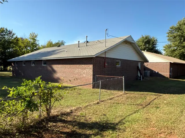 Photo 6 — 1002 N 11th Street, Chickasha, OK 73018